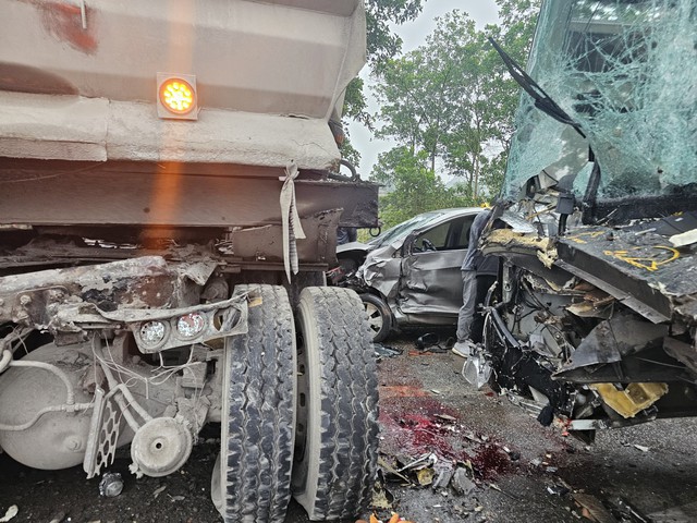 Tai nạn liên hoàn giữa 3 ôtô, tài xế xe con tử vong tại chỗ - Ảnh 2.
