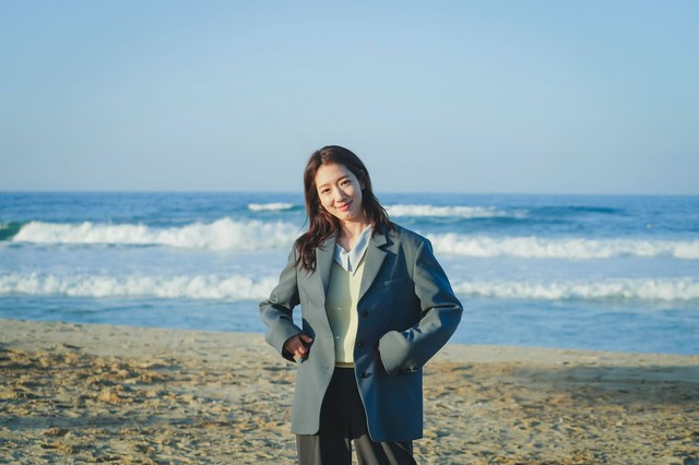 Thời trang trẻ trung và chuẩn thanh lịch của Park Shin Hye trong phim mới - Ảnh 11.
