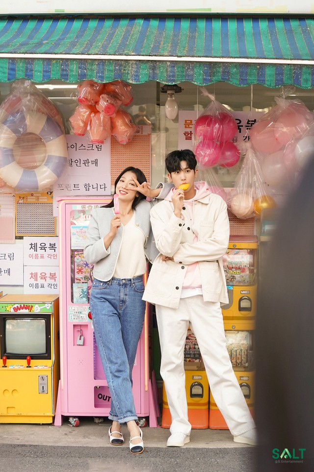 Thời trang trẻ trung và chuẩn thanh lịch của Park Shin Hye trong phim mới - Ảnh 1.