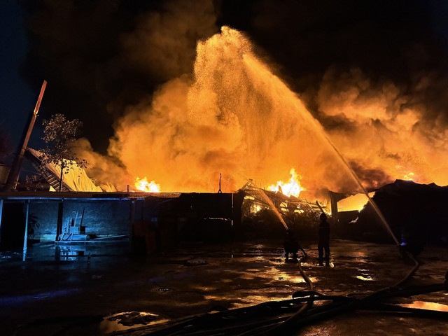 Cháy lớn ở kho xưởng nhựa 700 m2 tại Hải Phòng - Ảnh 1.