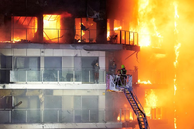 Hỏa hoạn khiến hàng chục người chết và mất tích tại chung cư 14 tầng: Khói lửa cuồn cuộn, khung cảnh hiện trường ám ảnh - Ảnh 6.
