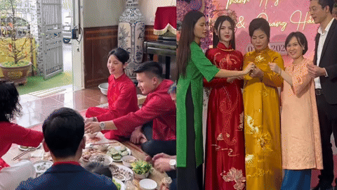 Những lần Chu Thanh Huyền bị d&acirc;n mạng soi thiếu lễ ph&eacute;p: Hất tay mẹ đẻ, d&ugrave;ng 1 tay mời nước người lớn, với mẹ chồng cũng mắc lỗi - Ảnh 1.