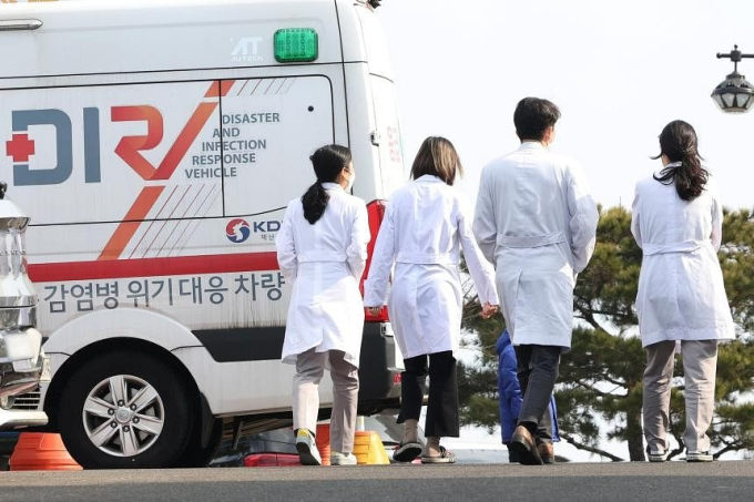 Tình cảnh ngay lúc này của người bệnh tại Hàn Quốc khi bác sĩ đình công: Thai phụ phải 'hoãn' sinh, bệnh nhân ung thư không được hóa trị