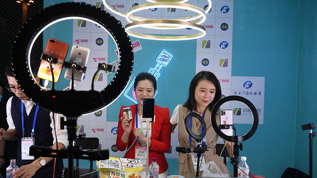 Vỡ mộng v&igrave; nghề livestream: Ph&aacute;t cả ng&agrave;y kh&ocirc;ng ai xem, nghỉ l&agrave;m bị phạt 700 triệu - T&ocirc;i kh&ocirc;ng ngủ nổi - Ảnh 2.