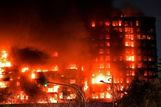 Hỏa hoạn khiến hàng chục người chết và mất tích tại chung cư 14 tầng: Khói lửa cuồn cuộn, khung cảnh hiện trường ám ảnh - Ảnh 5.