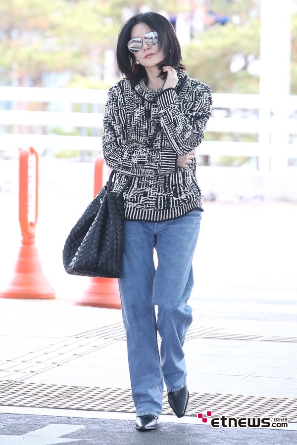 View - Để mặt mộc ra sân bay đi Fashion Week, Lee Young Ae khiến mọi người bất ngờ vì visual ở tuổi 53