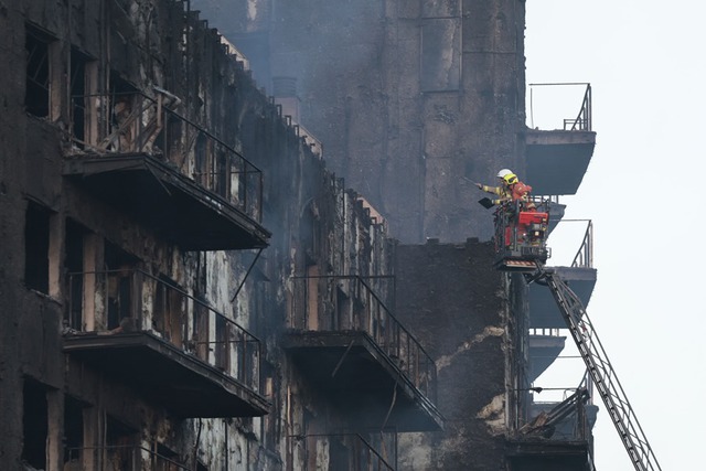 Hình ảnh khu chung cư 14 tầng sau vụ cháy kinh hoàng: Toàn bộ trơ trụi, phủ một màu đen tro tàn - Ảnh 7.