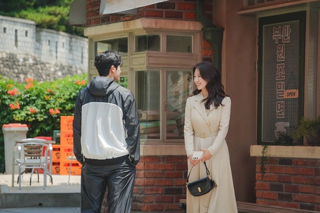 Thời trang trẻ trung và chuẩn thanh lịch của Park Shin Hye trong phim mới - Ảnh 9.