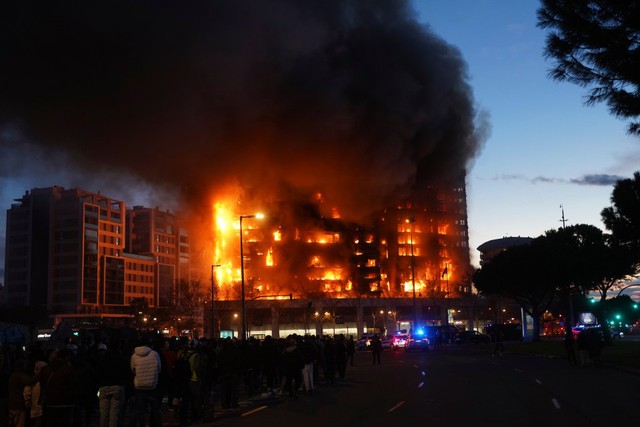 Hỏa hoạn khiến hàng chục người chết và mất tích tại chung cư 14 tầng: Khói lửa cuồn cuộn, khung cảnh hiện trường ám ảnh - Ảnh 4.