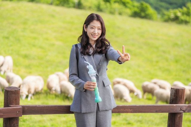 Thời trang trẻ trung và chuẩn thanh lịch của Park Shin Hye trong phim mới - Ảnh 7.