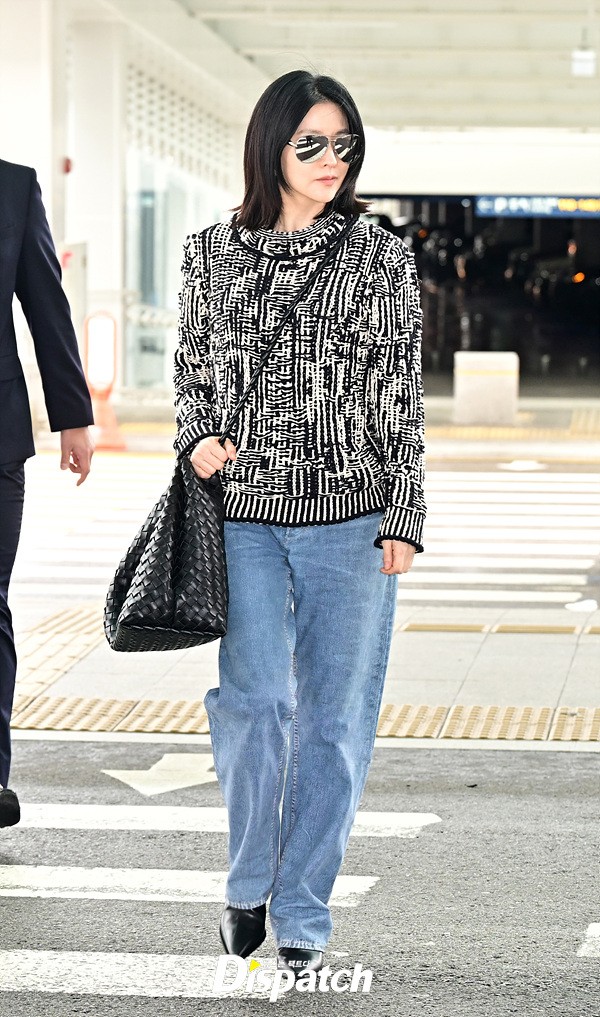 Lee Young Ae đại náo sân bay đi Milan Fashion Week: Thần thái như trên sàn catwalk, khoe nhan sắc xứng danh tường thành xứ Hàn - Ảnh 4.