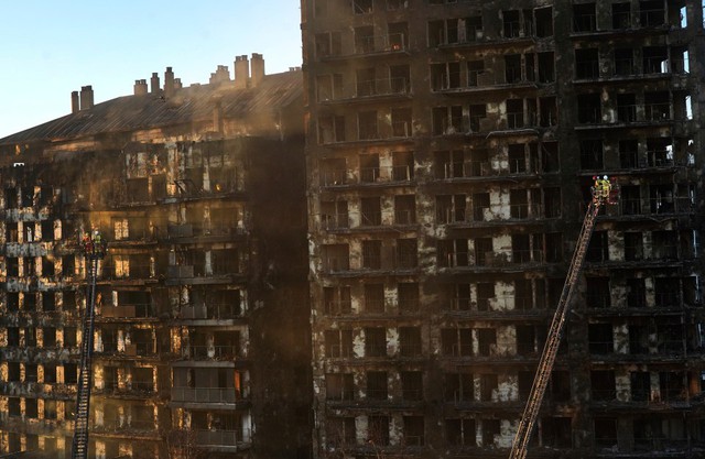 Hình ảnh khu chung cư 14 tầng sau vụ cháy kinh hoàng: Toàn bộ trơ trụi, phủ một màu đen tro tàn - Ảnh 4.
