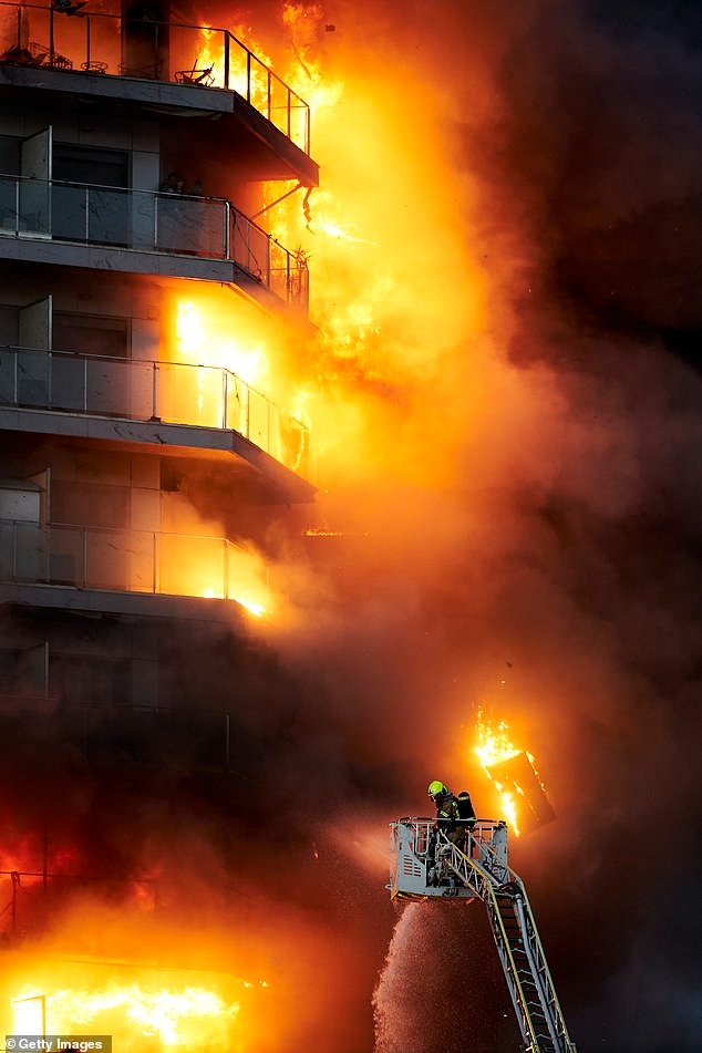 Hỏa hoạn nhấn chìm tòa chung cư: Thứ vật liệu quen thuộc trong xây dựng khiến lửa được đà bốc ngùn ngụt, gợi nhớ thảm kịch kinh hoàng năm 2017 - Ảnh 3.