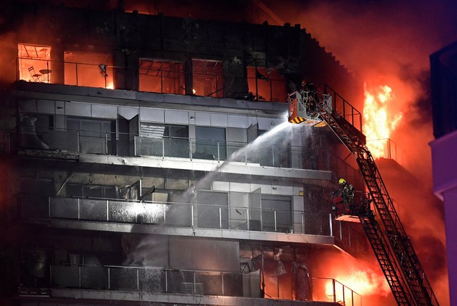 Hình ảnh khu chung cư 14 tầng sau vụ cháy kinh hoàng: Toàn bộ trơ trụi, phủ một màu đen tro tàn - Ảnh 3.