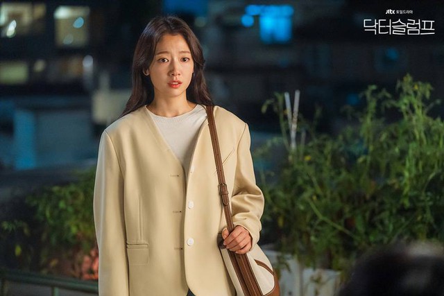 Thời trang trẻ trung và chuẩn thanh lịch của Park Shin Hye trong phim mới - Ảnh 4.