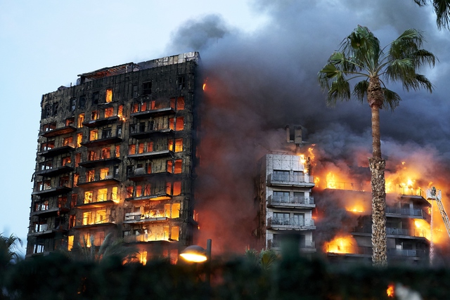 Hình ảnh khu chung cư 14 tầng sau vụ cháy kinh hoàng: Toàn bộ trơ trụi, phủ một màu đen tro tàn - Ảnh 2.