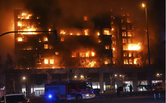 Cháy tòa nhà cao tầng ở Valencia: Số nạn nhân thiệt mạng tăng lên ít nhất 10 người - Ảnh 1.