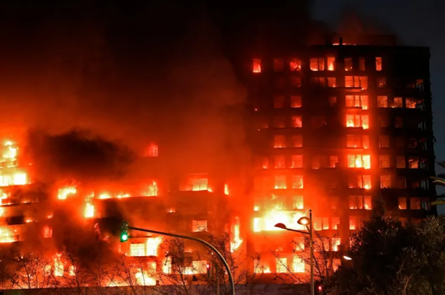 Hơn 15 người vẫn mất tích sau vụ cháy chung cư ở Valencia, Tây Ban Nha - Ảnh 1.