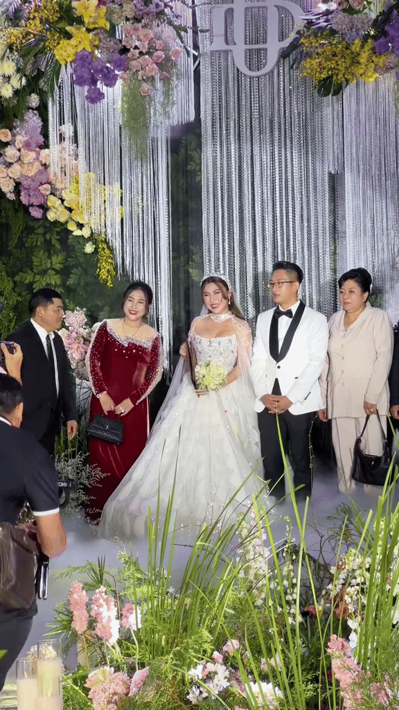 &Aacute;i nữ S&oacute;c Trăng nhận của hồi m&ocirc;n l&agrave; kh&aacute;ch sạn 120 tỷ, bố mẹ trao sổ đỏ ngay tại đ&aacute;m cưới - Ảnh 2.