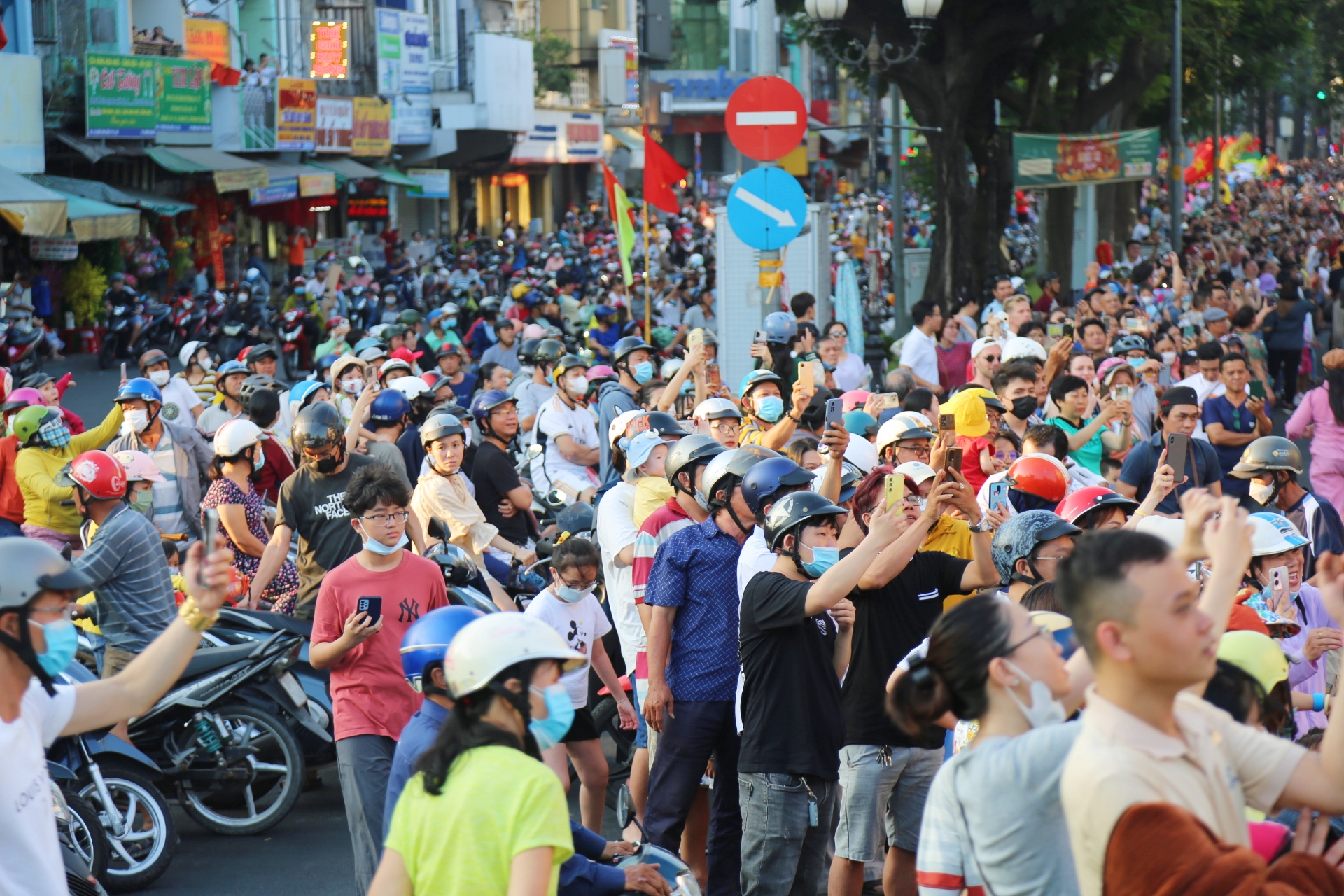 View - Chùm ảnh: Hàng nghìn người dân TPHCM chen nhau xem Bát Tiên khiến các tuyến đường kẹt cứng