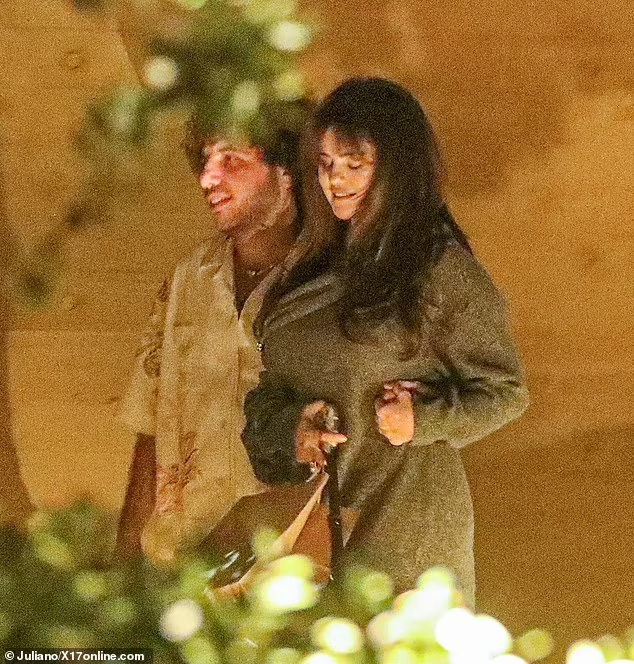 Selena Gomez hẹn hò lãng mạn cùng bạn trai, siêu vòng 1 của nữ ca sĩ gây chú ý - Ảnh 2.