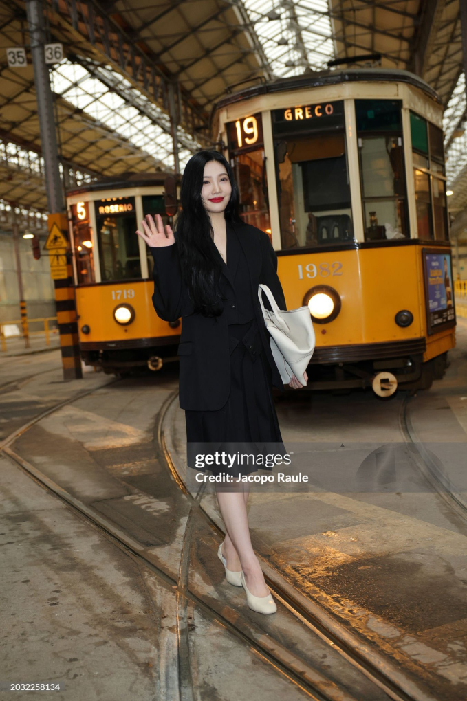 View - Mỹ nhân SM đại chiến ở Milan Fashion Week: Joy (Red Velvet) vượt tranh cãi cắt mí, NingNing (aespa) tự tin đọ sắc Anne Hathaway