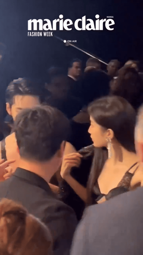 Ng&ocirc;n t&igrave;nh Fashion Week: Moon Ga Young l&ecirc;n đồ xuy&ecirc;n thấu, nam thần NCT nhường &aacute;o cho n&agrave;ng rồi v&ocirc; t&igrave;nh lộ lu&ocirc;n cơ bắp - Ảnh 3.