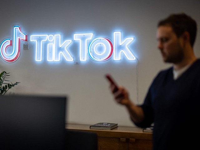 Đột nhập nơi làm việc của TikTok: Đằng sau hàng triệu video giải trí tươi vui là ngành công nghiệp vắt kiệt sức - Ảnh 1.