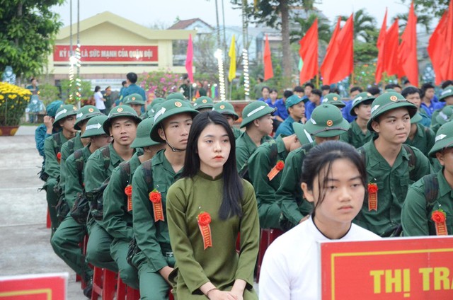 Nữ tân binh xinh đẹp lên đường nhập ngũ khiến dân mạng truy lùng danh tính: Bỏ việc ổn định để tòng quân - Ảnh 2.