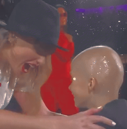 Hai lần Taylor Swift tặng nón cho fan nhí bị ung thư ở The Eras Tour: Món quà tinh thần vô cùng ý nghĩa! - Ảnh 2.