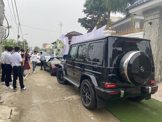 Đ&aacute;m cưới hot ở Diễn Ch&acirc;u Nghệ An: D&agrave;n si&ecirc;u xe trăm tỷ, v&agrave;ng đựng trong t&uacute;i b&oacute;ng, th&acirc;n thế c&ocirc; d&acirc;u ch&uacute; rể mới đ&aacute;ng nể - Ảnh 4.