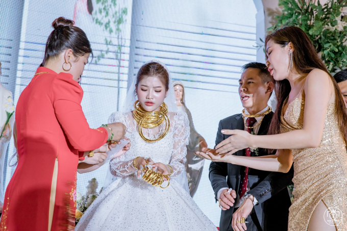 Đ&aacute;m cưới hot ở Diễn Ch&acirc;u Nghệ An: D&agrave;n si&ecirc;u xe trăm tỷ, v&agrave;ng đựng trong t&uacute;i b&oacute;ng, th&acirc;n thế c&ocirc; d&acirc;u ch&uacute; rể mới đ&aacute;ng nể - Ảnh 2.