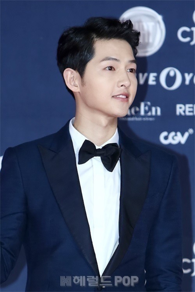 Lộ thông tin về màn xuất hiện của gia đình Song Joong Ki: Vợ Tây “bắn” tiếng Hàn, nhan sắc quý tử chiếm spotlight - Ảnh 7.