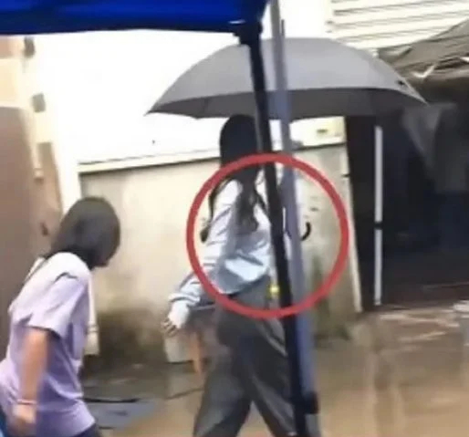 Dương Mịch vướng tranh cãi gay gắt khi lộ clip che ô 1 mình, bỏ mặc nhân viên đầu trần đội mưa - Ảnh 3.