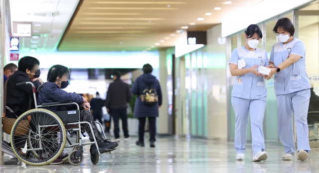 7 ngày khủng hoảng y tế Hàn Quốc: Bệnh nhân bị biến thành con tin, thoi thóp chờ được điều trị, y tá và điều dưỡng lóng ngóng tiếp quản chữa bệnh, 8.897 bác sĩ vẫn mải miết đình công trong bế tắc - Ảnh 2.