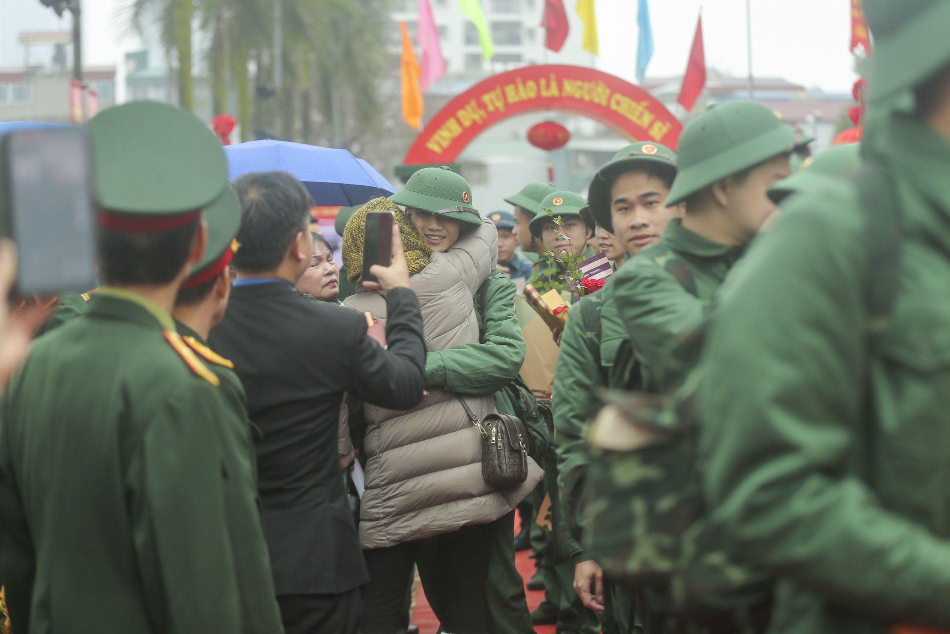 View - Tân binh nhập ngũ nhận nụ hôn của người yêu và lời hứa xúc động: "Chờ anh, 2 năm nữa khi về nhất định sẽ cưới em"