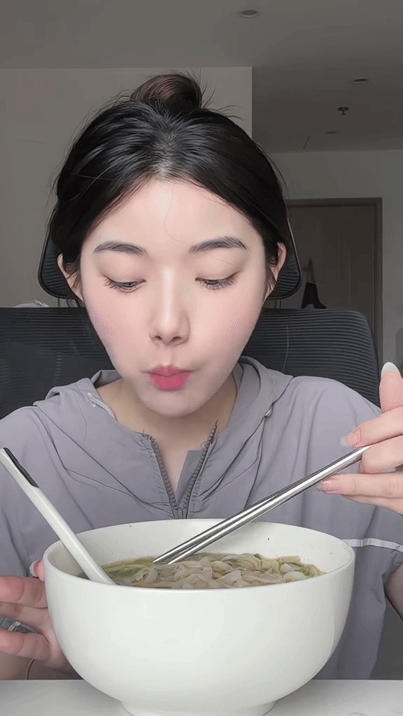 Sinh năm 2002 đã tự sắm ô tô, tiên nữ mukbang Quỳnh Trương giỏi và giàu cỡ nào? - Ảnh 1.