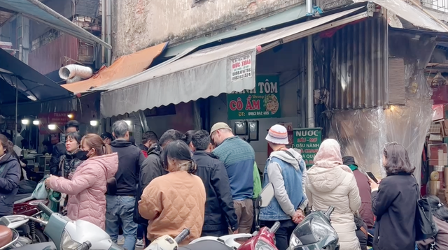 Cảnh tượng khách nước ngoài xếp hàng chờ ăn bánh tôm ở một khu chợ tại Hà Nội khiến nhiều người bất ngờ - Ảnh 2.