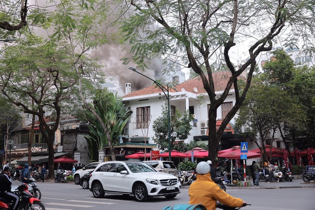 Hà Nội: Cháy nhà hàng trên phố Lý Thường Kiệt - Ảnh 1.