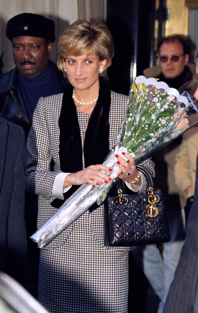 Vương phi Diana từng sử dụng một chiếc túi xách nhiều đến mức hãng đặt lại theo tên của bà, món đồ này hiện có giá bao nhiêu? - Ảnh 2.