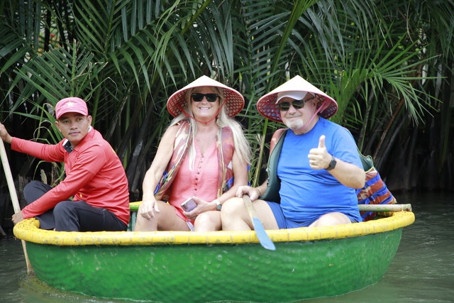 Có gì đặc biệt tại rừng dừa nước ở Quảng Nam mà khách đến nườm nượp? - Ảnh 7.