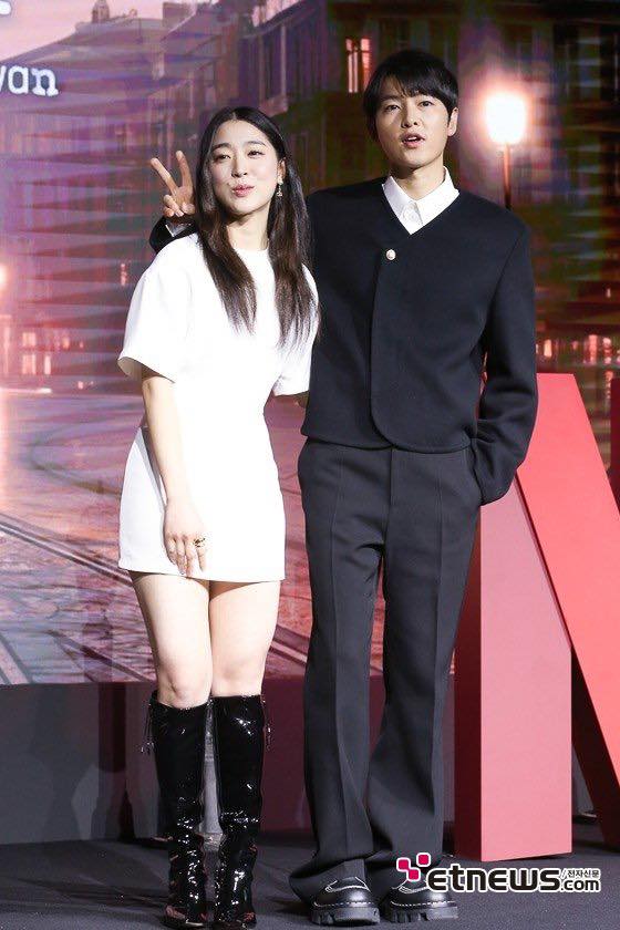 Song Joong Ki khoe nhan sắc đỉnh cao ở họp báo phim mới, cực đẹp đôi bên tình màn ảnh kém 11 tuổi - Ảnh 3.