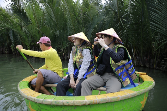 Có gì đặc biệt tại rừng dừa nước ở Quảng Nam mà khách đến nườm nượp? - Ảnh 5.