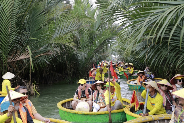 Có gì đặc biệt tại rừng dừa nước ở Quảng Nam mà khách đến nườm nượp? - Ảnh 2.