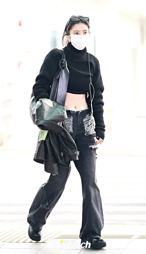 Han So Hee khoe eo gợi cảm chặt chém sân bay qua Paris, spotlight lại đổ dồn vào clip cam thường làn da phát sáng - Ảnh 5.