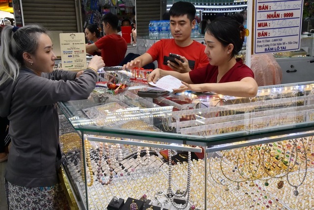 V&agrave;ng nhẫn ch&aacute;y h&agrave;ng - Ảnh 1.