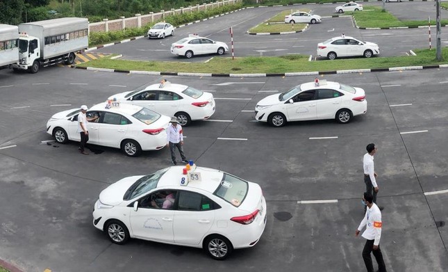 Hà Nội yêu cầu giữ ổn định phí đào tạo, sát hạch lái xe ô tô - Ảnh 1.