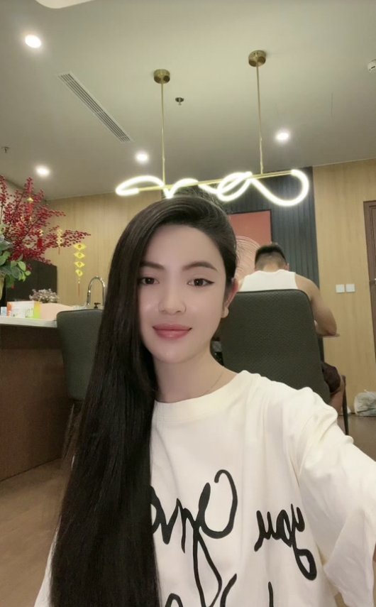 Lộ không gian phòng ngủ của Quang Hải và Chu Thanh Huyền qua khoảnh khắc chàng cầu thủ chải tóc cho vợ - Ảnh 3.