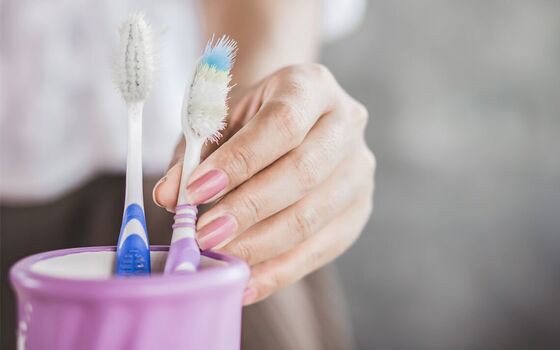 Bao l&acirc;u n&ecirc;n thay b&agrave;n chải mới? Chuy&ecirc;n gia trả lời khiến nhiều người 