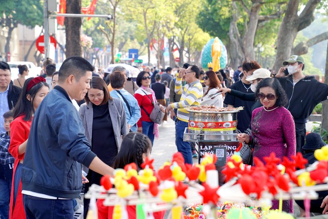 Gần 2 triệu khách quốc tế đến Việt Nam trong tháng Tết - Ảnh 2.